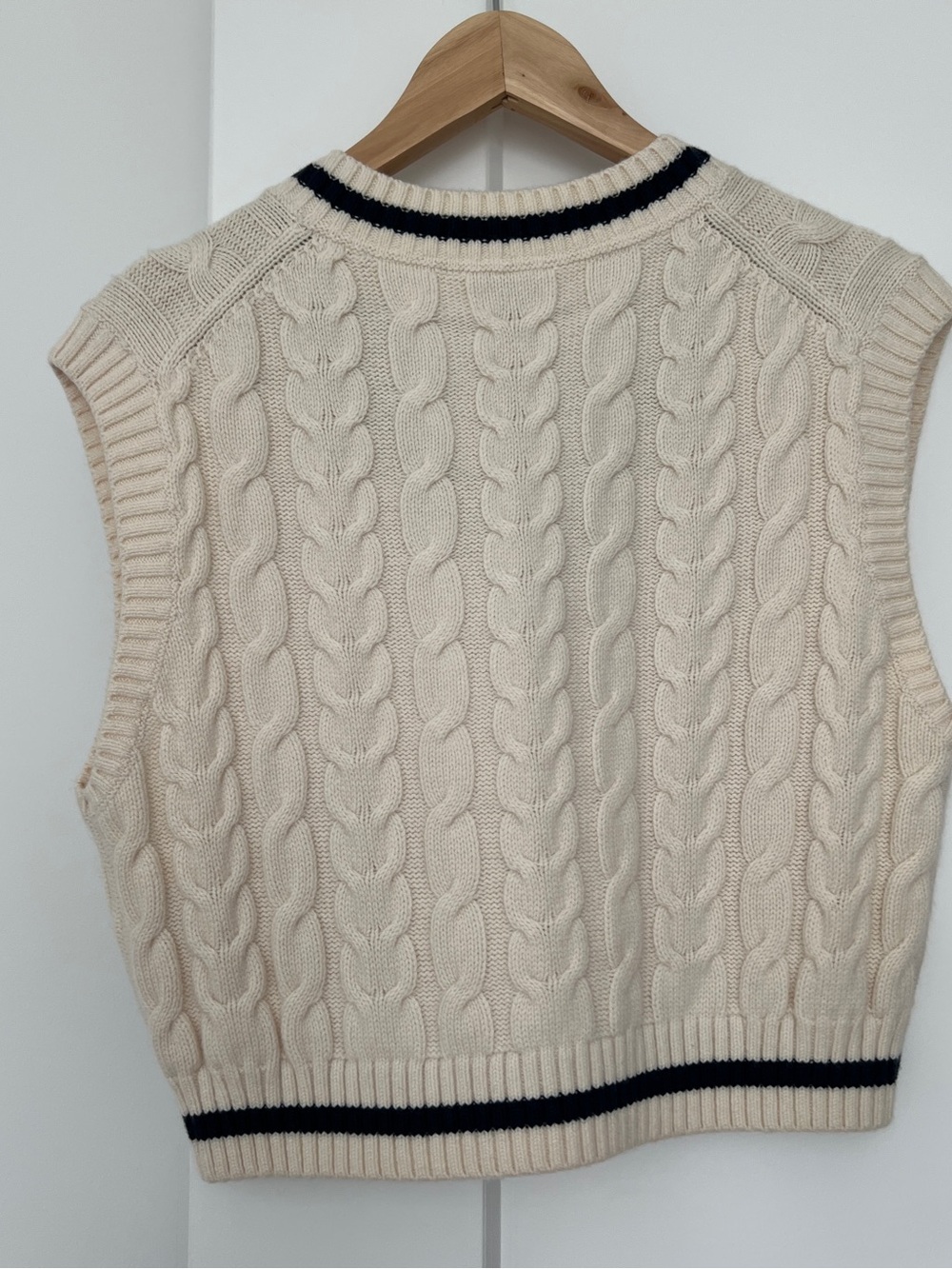 NWT Sunday Best Winston Cropped Cream Cable Knit V‑Neck Sweater Vest Navy Trim - Picture 2 of 6